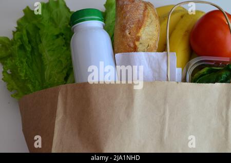 Gesunde Lebensmittel im Paket mit verschiedenen Obst und Gemüse, Draufsicht. Ökologische saubere Produkte. Lieferung von Lebensmitteln während der Quarantäne. Null Abfall Stockfoto