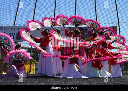 Presidio von Monterey, Kalifornien, USA. 13.. Mai 2022. Studenten und Dozenten führen während des Language Day, 13. Mai 2022, im Presidio of Monterey, Kalifornien, einen koreanischen Fächertanz auf. Mehr als 45 Aufführungen standen auf der Bühne; jede Aufführung war einzigartig in der Kultur, die die Studenten studierten, und eine Gelegenheit, diese Kultur mit ihren Gleichaltrigen zu teilen. Quelle: U.S. Air Force/ZUMA Press Wire Service/ZUMAPRESS.com/Alamy Live News Stockfoto