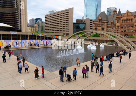 Toronto City Hall auf dem Nathan Phillips Square. Toronto, Ontario, Kanada. Stockfoto