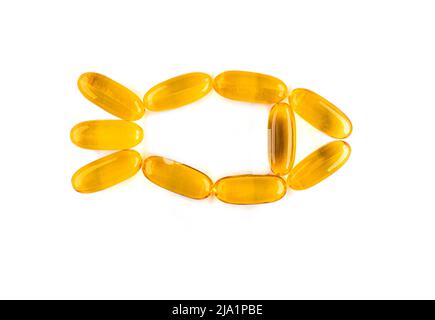 Omega 3. Öliger Fisch, in Kapseln, auf weißem Hintergrund. Gesunde Ernährung. Vitamin D, E, Fischölkapseln. Stockfoto