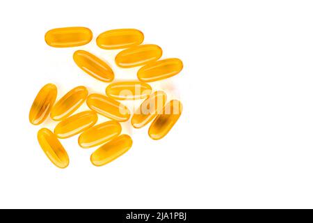 Omega 3. Öliger Fisch, in Kapseln, auf weißem Hintergrund. Gesunde Ernährung. Vitamin D, E, Fischölkapseln. Stockfoto