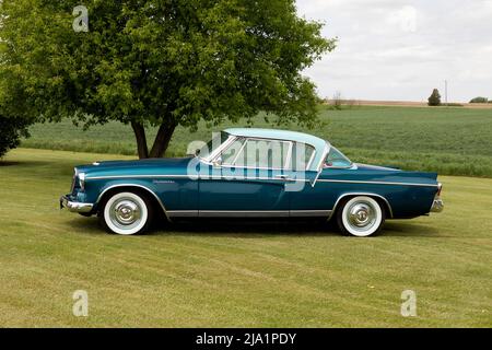 1956 Studebaker Golden Hawk auf Gras. Stockfoto