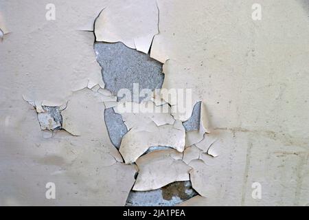 Schäden an der Wandfarbe durch Feuchtigkeit in Nahaufnahme Stockfoto