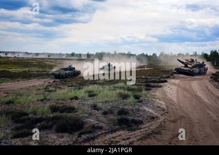 Deutschland. 13.. Mai 2022. US-Soldaten des Bataillons 1., des Infanterie-Regiments 8., des Kampfteams der 3. Panzerbrigade, der Infanterie-Division 4. und der deutschen Armee führen vor einer Live-Feuerübung im Trainingsgebiet Oberlausitz, Deutschland, 13. Mai 2022, eine Probe in einem Bereich durch. Defender Europe 22 ist eine Reihe von multinationalen Trainingsübungen der US-Armee in Europa und Afrika, die in Osteuropa stattfinden. Die Übung zeigt die Fähigkeit der US-Armee, Europa und Afrika, großflächige Bodenkampfeinsätze in mehreren Theatern zur Unterstützung der NATO durchzuführen. (Bild: © U.S. Army/ZUMA Press Wire Stockfoto