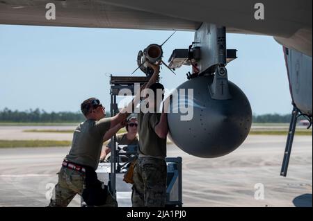 12. Mai 2022 - Tyndall Air Force Base, Florida, USA - U.S. Airmen mit dem 104. Aircraft Maintenance Squadron, Barnes Air National Guard Base, Massachusetts, laden während der Checkered Flag 22-2 auf der Tyndall Air Force Base, Florida, 12. Mai 2022 eine AIM-120 Advanced Medium Range, Air-to-Air Rakete auf einen F-15C Eagle. Checkered Flag ist eine großräutige Luftübung, die in Tyndall durchgeführt wird und die Bereitschaft und Interoperabilität durch den Einbau von Flugzeugen der 4.- und 5.-Generation während der Kampfausbildung von Luft zu Luft fördert. Die Übung 22-2 fand vom 9. Bis 20. Mai 2022 statt. (Bild: © U.S. Stockfoto