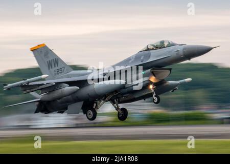 8. Mai 2022 - Yokota Air Base, Japan - eine F-16-Flugfalke, die dem Kampfgeschwader 14., Misawa Air Base, Japan, zugewiesen wurde, landet auf dem Yokota Air Base, Japan, um an einer einwöchigen Trainingsübung für Agile Combat Employment teilzunehmen, die darauf abzielt, die Fähigkeiten von multifähigen Airmens zu verbessern, 8. Mai 2022. Zwölf 14. FS F-16s und Crew-Mitglieder entsandt nach Yokota ab, um an der Übung teilzunehmen. Durch ACE trainieren die 35. Fighter Wing neben dem 374. Airlift Wing, um einen Wettbewerbsvorteil gegenüber Gegnern zu halten und ihre Mission zum Schutz der US-Interessen im Pazifik, zur Verteidigung Japans und de auszuführen Stockfoto