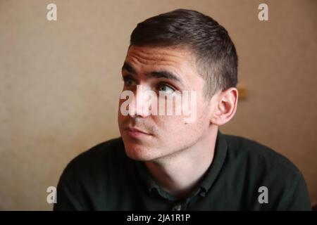 Defokussieren charmante nachdenkliche, charismatische Mann versucht, Lösung zu denken. Kreative gut aussehende Brunet Freund grauen Augen Anheben Augenbrauen Blick auf die Oberseite Stockfoto