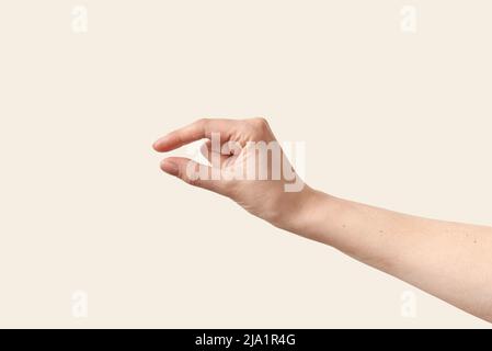 Frau Hand mit Messsymbolen auf cremefarbenem Hintergrund. Stockfoto