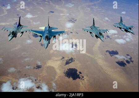 Al Udeid Air Base, Katar. 8.. Mai 2022. US F-16 Fighting Falcon Flugzeuge, die dem Expeditionary Fighter Squadron 55. zugewiesen sind, führen Luftoperationen im zentralen Verantwortungsbereich der US Air Forces durch 8. Mai 2022. Das EFS von 55. liefert Luftstrom und zeigt das Engagement der USA für Abschreckung und regionale Stabilität. Quelle: U.S. Air Force/ZUMA Press Wire Service/ZUMAPRESS.com/Alamy Live News Stockfoto