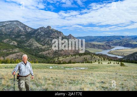 Selbstporträt von john, der mit dem schlafenden Riesenberg und dem holter-See im Hintergrund bei helena, montana, lambt Stockfoto