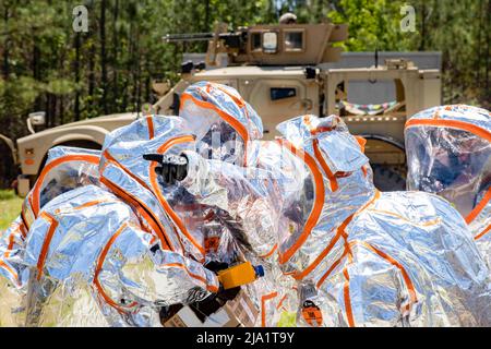 27. Apr 2022 - USA - Soldaten der CBRN-Brigade 31. der Alabama National Guard und des NBC-Verteidigungsbataillons 72. in Rumänien bündeln ihre Kräfte, um Taktiken, Techniken, Verfahren und Ausrüstung im Camp Shelby, Mississippi, vom 24. Bis 30. April 2022 zu überbieten. Die Truppen integrierten sich in kombinierte Teams für Übungen, die die Aufklärung, Analyse und Dekontamination von gefährlichen Materialien, nukleare, biologische, chemische Aufklärungsfahrzeuge (NBCRV), Standortsicherheit, Medevac, M4 Karabinerabwehrschießen, Maschinengewehrschießen und vieles mehr betraf. Die Force-to-Force-Verlobung war der zweite Teil eines zweiteiligen Ereignisses, wit Stockfoto