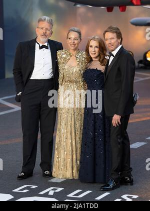 Christopher McQuarrie, Heather McQuarrie und Linda Bruckheimer, Jerry Bruckheimer nehmen an der Royal Film Performance „Top Gun: Maverick“ im Leicester Squar Teil Stockfoto