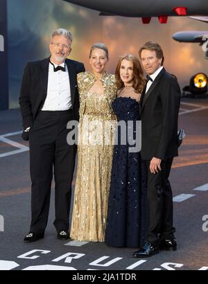 Christopher McQuarrie, Heather McQuarrie und Linda Bruckheimer, Jerry Bruckheimer nehmen an der Royal Film Performance „Top Gun: Maverick“ im Leicester Squar Teil Stockfoto