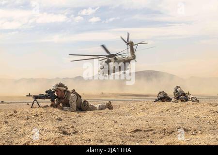 Twentynine Palms, Kalifornien, USA. 25. April 2022. US-Marineinfanteristen mit Marine Wing Support Squadron 273, Marine Aircraft Group 29, 2. Marine Aircraft Wing, sorgen während einer Vorwärts-Bewaffnungs- und Betankungspunktverteidigungsveranstaltung (FARP) im Marine Corps Air Ground Combat Center Twentynine Palms, Kalifornien, 26. April 2022 für die Sicherheit einer Landezone. Ein FARP dient einer kritischen Logistikfunktion, die einen schnellen Zugang zu Waffen und Treibstoff gewährleistet. Quelle: U.S. Marines/ZUMA Press Wire Service/ZUMAPRESS.com/Alamy Live News Stockfoto