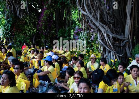 Bangkok, Thailand. 05.. Mai 2019. Unterstützer in gelben und schwarzen Kleidern warten auf die königliche Prozession von König Maha Vajiralongkorn. Auf den Straßen Bangkoks standen Menschen, um die Krönung des Königs Vajiralongkorn zu feiern, der nach dem Tod seines Vaters, König Bhumibol Adulyadej, mehr als zwei Jahre nach seiner Thronbesteigung in einer religiösen Zeremonie gekrönt wurde. (Foto von Eduardo Leal/SOPA Images/Sipa USA) Quelle: SIPA USA/Alamy Live News Stockfoto