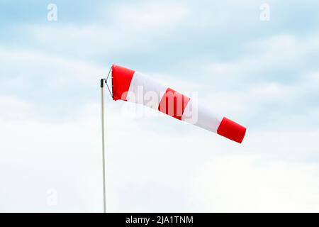 Windsock-Indikator des Windes auf dem Flughafen der Landebahn. Hochwertige Fotos Stockfoto