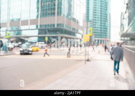 Verschwommene Menschenmenge von nicht erkennbaren Geschäftsleuten, die während der Hauptverkehrszeit in Boston, Massachusetts, USA, auf Zebrastreifen laufen, verwischen Geschäft und Leute, den Lebensstil und die Freizeit der Fußgänger. Hochwertige Fotos Stockfoto