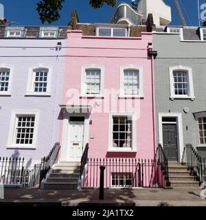 London, Greater London, England, Mai 14 2022: Pinke, mauve und grüne Wohnhäuser direkt an der Kings Road im Chelsea-Viertel. Stockfoto
