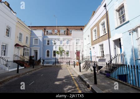 London, Greater London, England, Mai 14 2022: Hübsche Straße voller pastellfarbener Häuser an der Kings Road in Chelsea. Stockfoto
