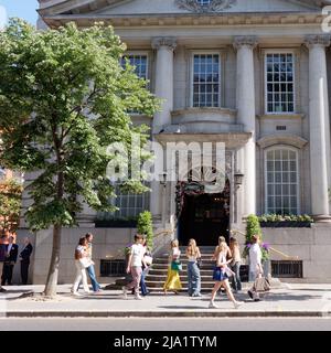 London, Greater London, England, Mai 14 2022: Menschen, die an Kensington und Chelsea Registerbüro, auch bekannt als Registerbüro, auf der Kings Road, vorbeigehen. Stockfoto