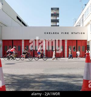 London, Greater London, England, Mai 14 2022: Radfahrer und Fußgänger kommen an der Chelsea Fire Station auf der Kings Road vorbei. Stockfoto