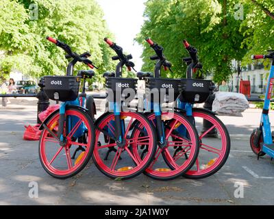 London, Greater London, England, Mai 14 2022: Dott E-Bikes und ein E-Scooter parkten neben der Kings Road. Stockfoto