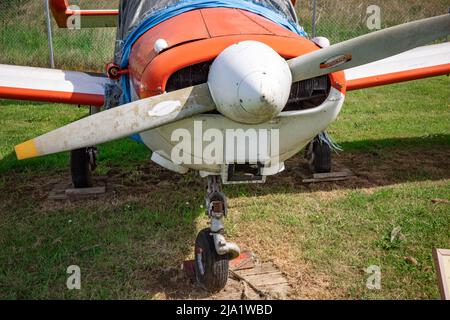 Norwich, Norfolk, Großbritannien – Mai 22 2022. Nahaufnahme eines Propellers auf dem Flügel eines kleinen Flugzeugs Stockfoto