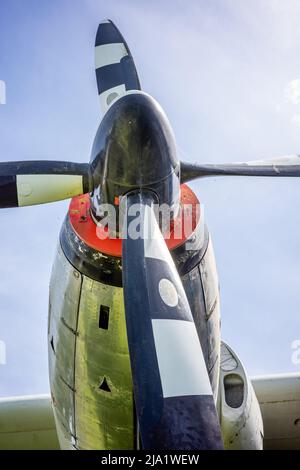 Norwich, Norfolk, Großbritannien – Mai 22 2022. Nahaufnahme eines Propellers auf dem Flügel eines kleinen Flugzeugs Stockfoto