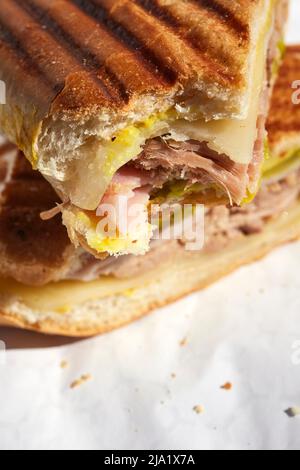 Ein klassisches kubanisches Sandwich wurde in Pennsylvania, USA, serviert Stockfoto