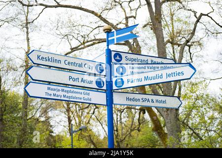 Wegweiser für Pärnu-Besucher. Schild mit Hinweis auf verschiedene Sehenswürdigkeiten und Touristenattraktionen in Pärnu, Estland. Stockfoto