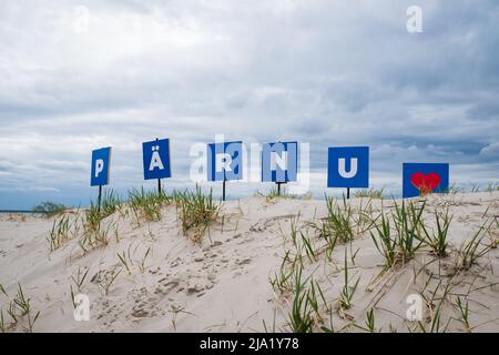 Pärnu-Schild auf Sanddünen am Pärnu-Strand. Aussichtspunkt mit Pärnu-Schild. Stockfoto