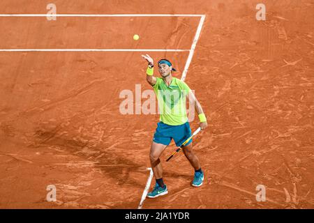 Rafael Nadal aus Spanien dient während der French Open (Roland-Garros) 2022, Grand Slam Tennisturnier am 25. Mai 2022 im Roland-Garros Stadion in Paris, Frankreich - Foto Victor Joly / DPPI Stockfoto