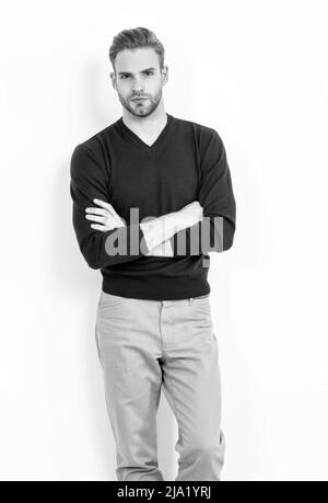 Seien Sie bequem und doch stilvoll. Ein hübscher Mann hält die Arme gekreuzt. Komfort ist unerlässlich Stockfoto