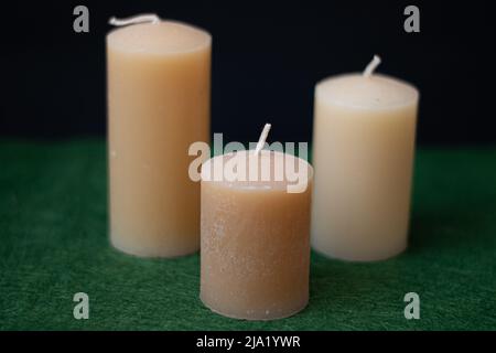Drei Kerzen, die nicht angezündet wurden Stockfoto