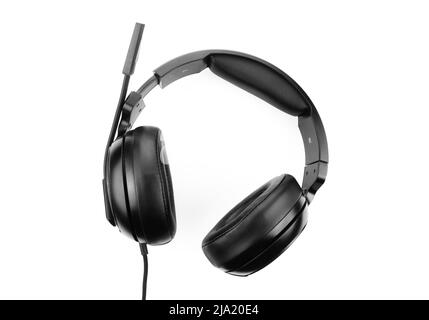 Schwarze Gaming-Kopfhörer mit Kabel und Mikrofon auf weißem Hintergrund isoliert Stockfoto