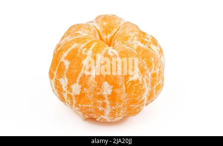 Ganze abgeschälte Mandarine isoliert auf weißem Hintergrund Stockfoto