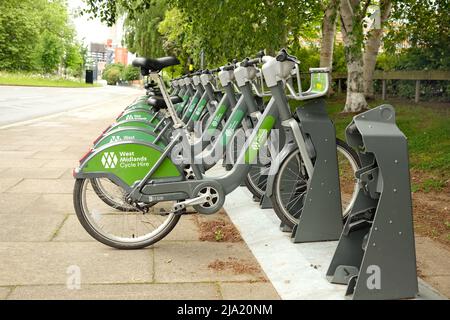 Mai 2022 - West Midland mietet Fahrräder auf einem Gepäckträger in der Nähe der Universität Birmingham Stockfoto