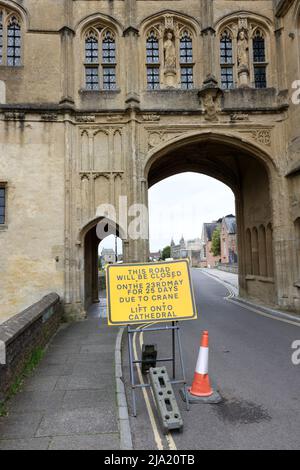 Mai 2022 - Straße geschlossen Schild für 25 Tage für einen Kranlift auf der Kathedrale Wells, Somerset, England, Großbritannien Stockfoto