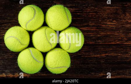 Tennisbälle auf Holzhintergrund, Platz für Text, Sport- und Wettkampfkonzept Stockfoto