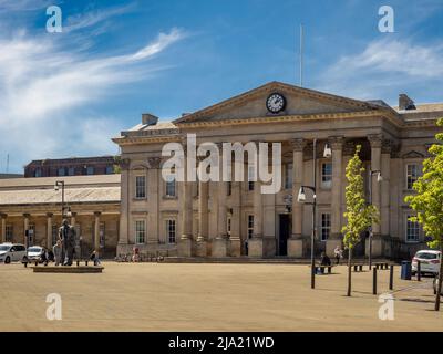 Außenfassade des Bahnhofs Huddersfield vom St. George façade Square aus gesehen. Stockfoto