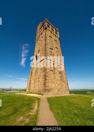 Pfad in Richtung Victoria Tower, Castle Hill. Huddersfield. West Yorkshire. Stockfoto