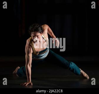 Queen Elizabeth Hall, Southbank Centre, London, Großbritannien. 26 Mai 2022. Die Londoner Premiere von Carmen mit den internationalen Ballett-Superstars Natalia Ossopova (The Royal Ballet) und Isaac Hernández findet vom 27-28. Mai statt. Royal Ballet die von Didy Veldman choreografierte und geleitete Tänzerin ‘Carmen’ ist seit 2013 Natalia Ositpovas zweite Zusammenarbeit mit Bird&Carrot. Besetzung: Natalia Osipova als Carmen; Isaac Hernández als Escamillo (Foto); Jason Kittelberger als Jose; Eryck Brahmania als Kameramann; Hannah Ekholm als Michaela. Kredit: Stockfoto