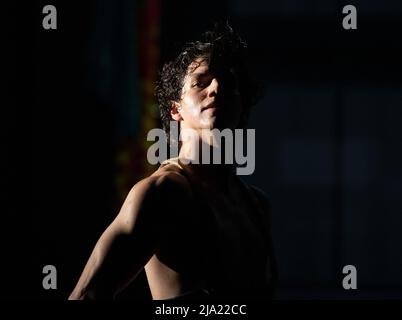 Queen Elizabeth Hall, Southbank Centre, London, Großbritannien. 26 Mai 2022. Die Londoner Premiere von Carmen mit den internationalen Ballett-Superstars Natalia Ossopova (The Royal Ballet) und Isaac Hernández findet vom 27-28. Mai statt. Royal Ballet die von Didy Veldman choreografierte und geleitete Tänzerin ‘Carmen’ ist seit 2013 Natalia Ositpovas zweite Zusammenarbeit mit Bird&Carrot. Besetzung: Natalia Osipova als Carmen; Isaac Hernández als Escamillo (Foto); Jason Kittelberger als Jose; Eryck Brahmania als Kameramann; Hannah Ekholm als Michaela. Kredit: Stockfoto