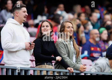 BARCELONA - APR 22: Fans jubeln von der Tribüne während des UEFA Women's Champions League-Spiels zwischen dem FC Barcelona und dem VfL Wolfsburg im Camp No Stockfoto