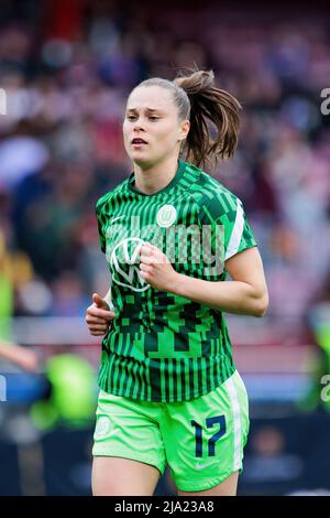 BARCELONA - APR 22: Ewa Pajor wärmt sich vor dem UEFA Women's Champions League-Spiel zwischen dem FC Barcelona und dem VfL Wolfsburg im Camp Nou Stadium auf Stockfoto