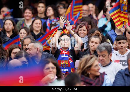 BARCELONA - APR 22: Fans jubeln von der Tribüne während des UEFA Women's Champions League-Spiels zwischen dem FC Barcelona und dem VfL Wolfsburg im Camp No Stockfoto