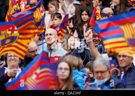 BARCELONA - APR 22: Fans jubeln von der Tribüne während des UEFA Women's Champions League-Spiels zwischen dem FC Barcelona und dem VfL Wolfsburg im Camp No Stockfoto