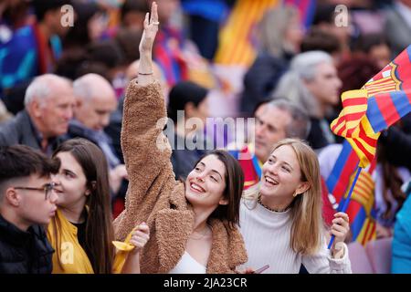 BARCELONA - APR 22: Fans jubeln von der Tribüne während des UEFA Women's Champions League-Spiels zwischen dem FC Barcelona und dem VfL Wolfsburg im Camp No Stockfoto