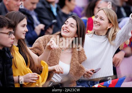 BARCELONA - APR 22: Fans jubeln von der Tribüne während des UEFA Women's Champions League-Spiels zwischen dem FC Barcelona und dem VfL Wolfsburg im Camp No Stockfoto