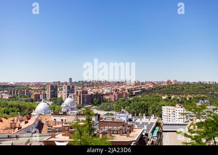 Madrid. Panoramablick auf die Stadt Madrid vom Parque del Oeste. Völlig klarer Tag. In Spanien. Europa. Fotografie. Stockfoto